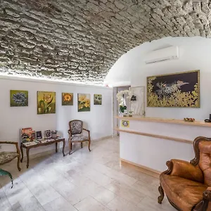 Queen House Hotell